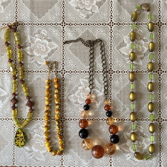Costume beaded necklaces - Picture 1 of 5